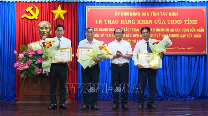 Ông Nguyễn Hồng Thanh, Phó Chủ tịch UBND tỉnh Tây Ninh trao bằng khen của Chủ tịch UBND tỉnh cho đại diện các tập thể có thành tích xuất sắc trong quá trình xây dựng Cửa khẩu quốc tế Tân Nam. Ảnh: Minh Phú – TTXVN