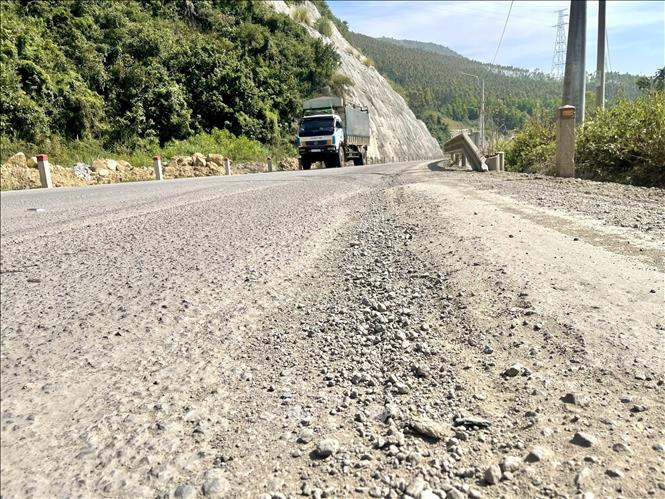 Nhiều đoạn, mặt đường bị cày xới gây nguy hiểm. Ảnh: Sỹ Thắng-TTXVN