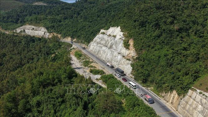 Đoạn đường bị xuống cấp trên tuyến đường đèo An Khê. Ảnh: Sỹ Thắng-TTXVN
