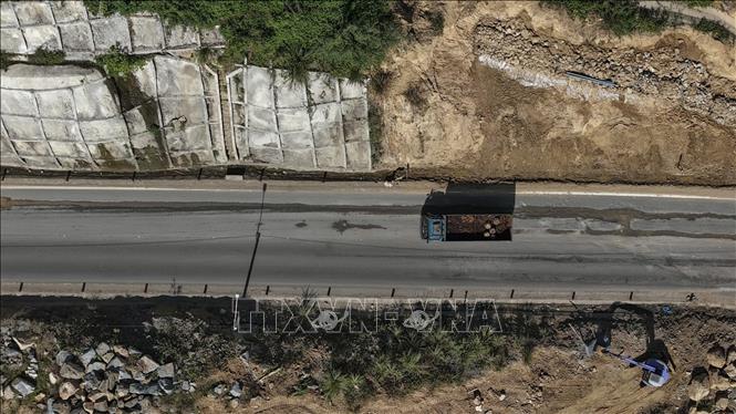 Đoạn đường bị xuống cấp nghiêm trọng. Ảnh: Sỹ Thắng-TTXVN