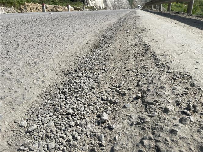 Nhiều đoạn, mặt đường bị cày xới, tiềm ẩn nguy cơ mất an toàn giao thông. Ảnh: Sỹ Thắng-TTXVN