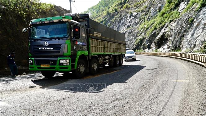 Mặt đường nhựa bị bong tróc, xuống cấp nghiêm trọng. Ảnh: Sỹ Thắng-TTXVN