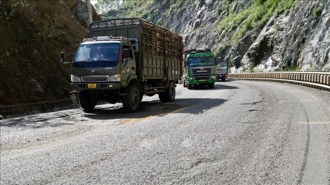 Mặt đường nhựa bị bong tróc, xuống cấp nghiêm trọng. Ảnh: Sỹ Thắng-TTXVN