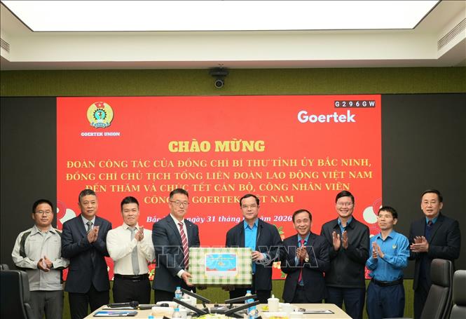 Chủ tịch Tổng Liên đoàn Lao động Việt Nam Nguyễn Đình Khang tặng quà Tết Ban lãnh đạo Công ty Goertek Việt Nam. Ảnh: Đồng Thúy- TTXVN