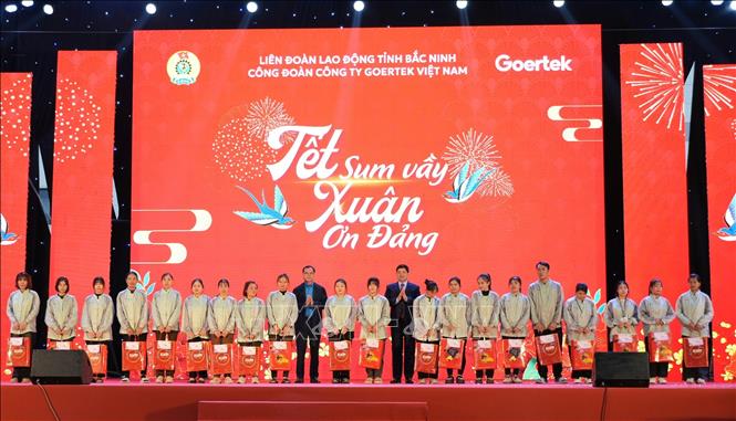 Chủ tịch Tổng Liên đoàn Lao động Việt Nam Nguyễn Đình Khang và Bí thư Tỉnh ủy Bắc Ninh Nguyễn Hồng Thái tặng quà cho công nhân lao động có hoàn cảnh khó khăn. Ảnh: Đồng Thúy- TTXVN