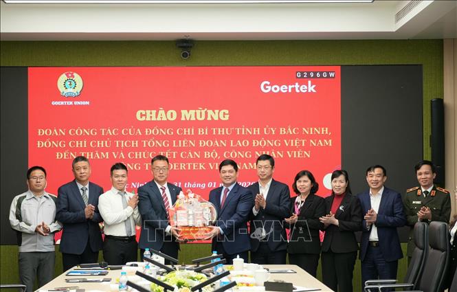 Bí thư Tỉnh ủy Bắc Ninh Nguyễn Hồng Thái tặng quà Tết cho Ban lãnh đạo Công ty Goertek Việt Nam. Ảnh: Đồng Thúy- TTXVN