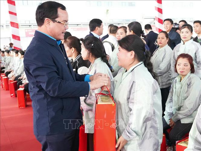 Chủ tịch Tổng Liên đoàn Lao động Việt Nam Nguyễn Đình Khang tặng quà cho công nhân lao động có hoàn cảnh khó khăn. Ảnh: Đồng Thúy- TTXVN