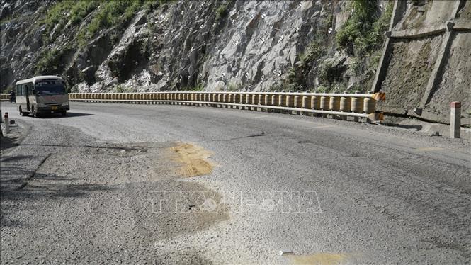 Mặt đường nhựa bị bong tróc, xuống cấp nghiêm trọng. Ảnh: Sỹ Thắng - TTXVN