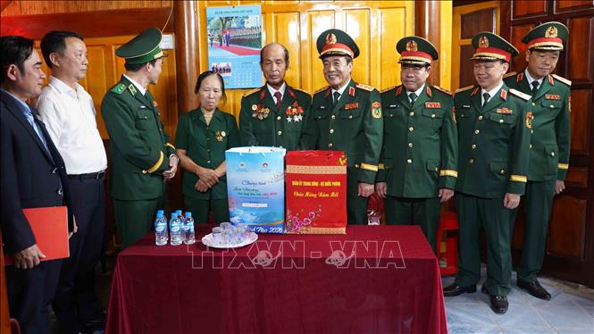 Lãnh đạo Bộ Quốc phòng tặng quà cho người dân xã Hương Xuân, tỉnh Hà Tĩnh. Ảnh: Hữu Quyết – TTXVN
