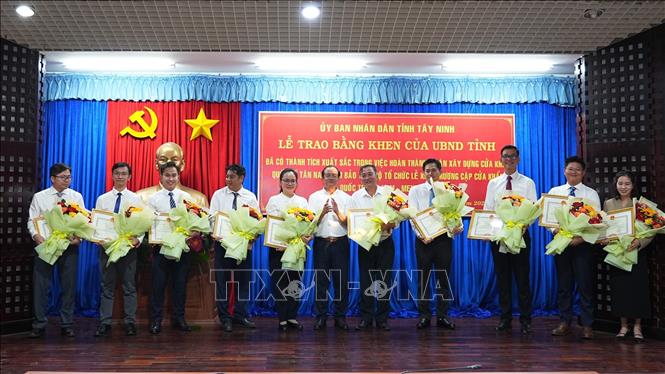 Trao bằng khen của Chủ tịch UBND tỉnh Tây Ninh cho các cá nhân có thành tích xuất sắc. Ảnh: Minh Phú – TTXVN