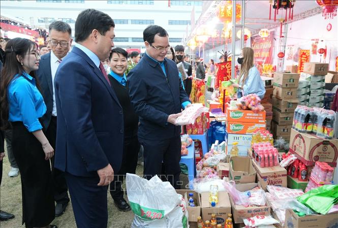 Chủ tịch Tổng Liên đoàn Lao động Việt Nam Nguyễn Đình Khang và lãnh đạo tỉnh Bắc Ninh thăm các gian hàng phúc lợi tại chương trình 