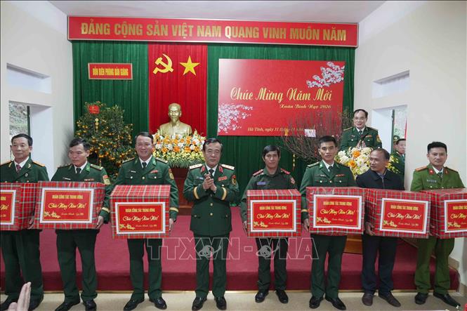 Lãnh đạo Bộ Quốc phòng tặng quà cho cán bộ, chiến sĩ tỉnh Hà Tĩnh. Ảnh: Hữu Quyết – TTXVN