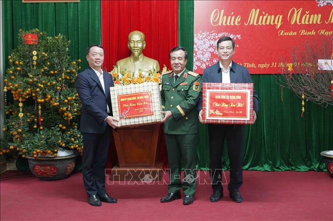 Bộ Quốc phòng tặng quà cho lãnh đạo tỉnh Hà Tĩnh. Ảnh: Hữu Quyết – TTXVN