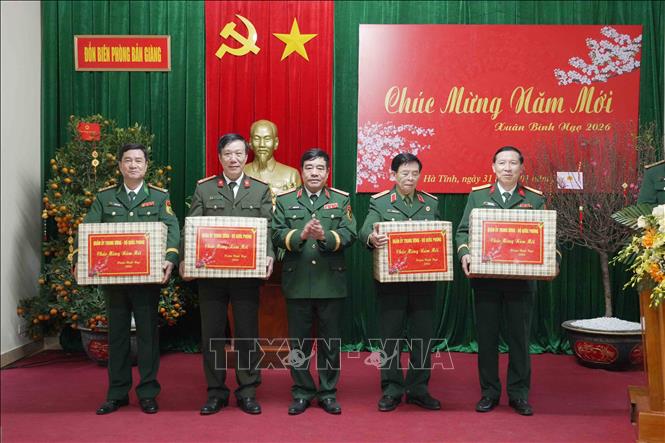 Lãnh đạo Bộ Quốc phòng tặng quà cho cán bộ, chiến sĩ tỉnh Hà Tĩnh. Ảnh: Hữu Quyết – TTXVN