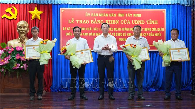 Trao bằng khen của Chủ tịch UBND tỉnh Tây Ninh cho 4 doanh nghiệp có thành tích xuất sắc trong quá trình xây dựng Cửa khẩu quốc tế Tân Nam. Ảnh: Minh Phú – TTXVN 