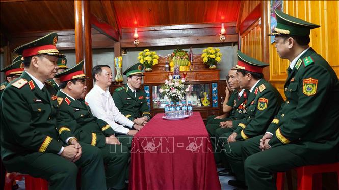 Lãnh đạo Bộ Quốc phòng tặng quà cho người dân xã Hương Xuân, tỉnh Hà Tĩnh. Ảnh: Hữu Quyết – TTXVN