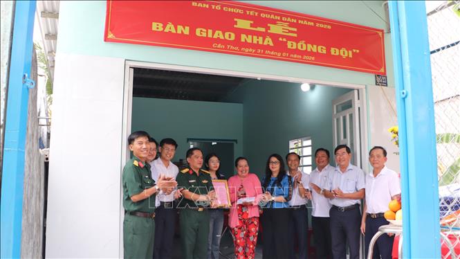 Thủ trưởng Bộ Chỉ huy Quân sự, lãnh đạo địa phương và gia đình đồng chí Đoàn Ngọc Giàu tại buổi bàn giao nhà. Ảnh: Hồng Thái - TTXVN