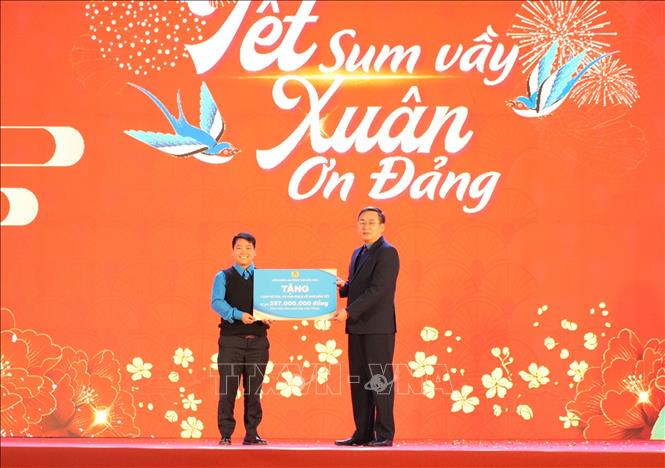 Chủ tịch Liên đoàn Lao động tỉnh Bắc Ninh Thạch Văn Chung tặng vé tàu, xe cho đoàn viên Công đoàn về quê đón Tết. Ảnh: Đồng Thúy- TTXVN