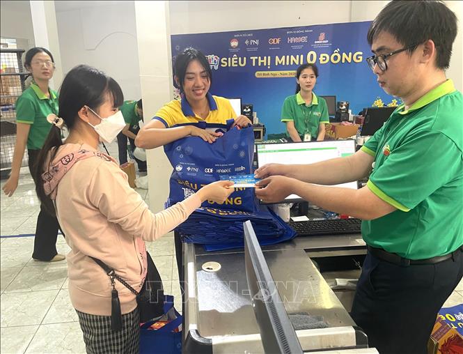 Người dân thanh toán bằng phiếu tại siêu thị 0 đồng. Ảnh: Hương Giang - TTXVN