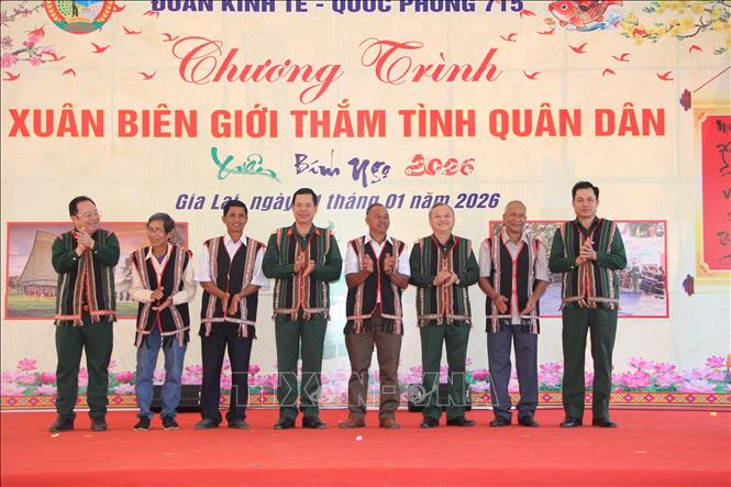 Bộ Tư lệnh Binh đoàn 15 thăm hỏi, tặng quà, chúc Tết các già làng, thôn trưởng, người có uy tín và gia đình chính sách tại Gia Lai. Ảnh: Hồng Điệp - TTXVN