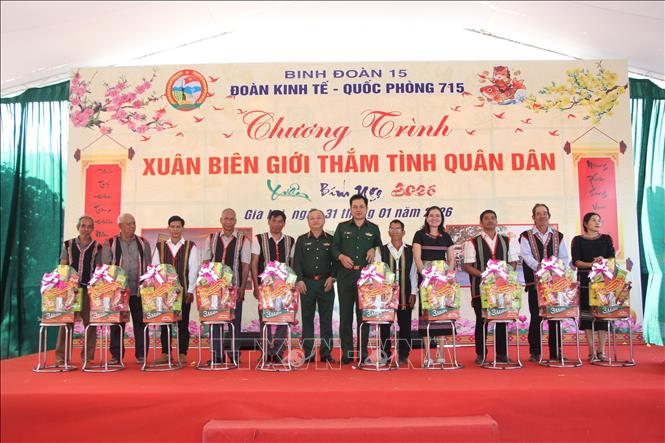 Binh đoàn 15 và Đoàn Kinh tế – Quốc phòng 715 trao 900 suất quà cho các đối tượng chính sách, hộ nghèo tại chương trình. Ảnh: Hồng Điệp - TTXVN