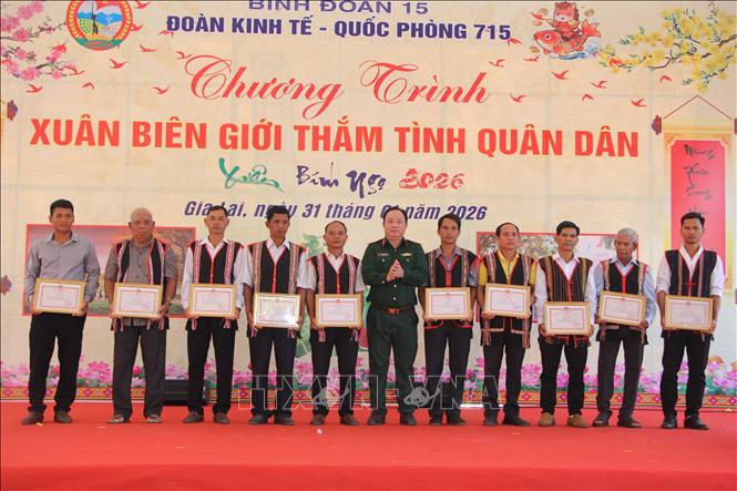 Binh đoàn 15 và Đoàn Kinh tế – Quốc phòng 715 trao 900 suất quà cho các đối tượng chính sách, hộ nghèo tại chương trình. Ảnh: Hồng Điệp - TTXVN