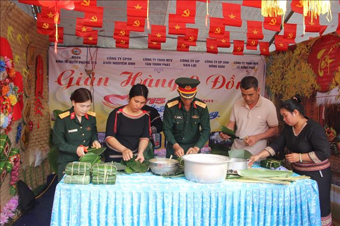Ngày hội bánh chưng xanh, các gian hàng “0 đồng”, trò chơi dân gian, thu hút đông đảo cán bộ, chiến sĩ và người dân tham gia, tạo không khí đoàn kết, gắn bó quân – dân. Ảnh: Hồng Điệp - TTXVN
