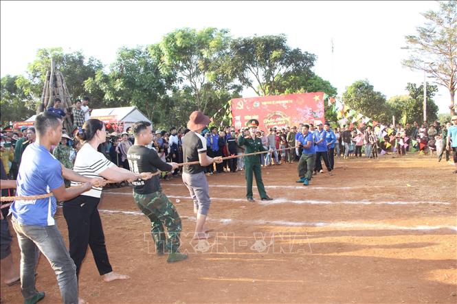 Các trò chơi dân gian tại ngày hội thu hút đông đảo cán bộ, chiến sĩ và người dân tham gia, tạo không khí đoàn kết, gắn bó quân – dân. Ảnh: Hồng Điệp - TTXVN