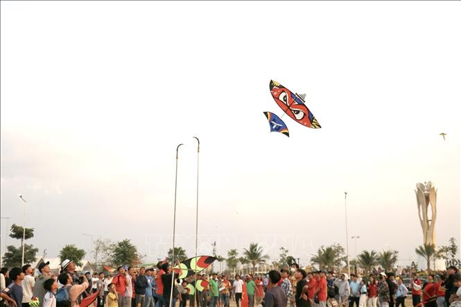 Các đội tham gia dự thi phần diều sáo vượt câu liêm. Ảnh: Nhật Bình - TTXVN.