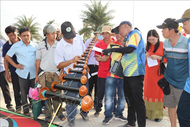 Ban Giám khảo đang tiến hành chấm thi diều sáo của các đội tham gia. Ảnh: Nhật Bình - TTXVN.