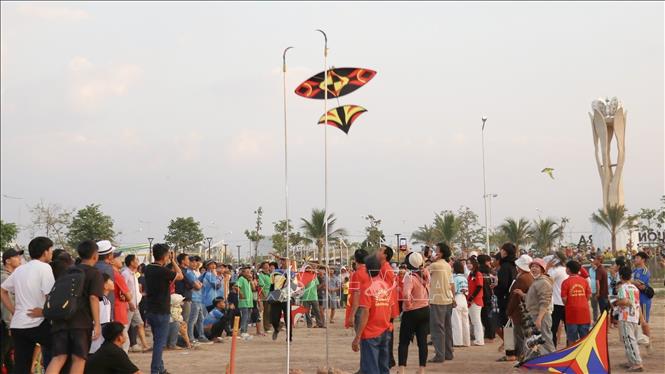 Các đội tham gia dự thi phần diều sáo vượt câu liêm. Ảnh: Nhật Bình - TTXVN