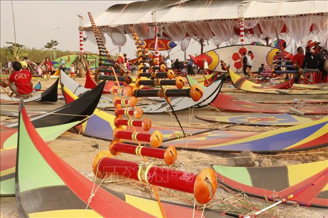 Diều sáo của các đội tham gia trưng bày tại hội thi.  Ảnh: Nhật Bình - TTXVN