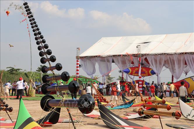 Diều sáo của các đội tham gia trưng bày tại hội thi.  Ảnh: Nhật Bình - TTXVN