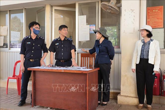 Bà Đinh Thị Phương Khanh, Phó Giám đốc Sở Nông nghiệp và Môi trường tỉnh Tây Ninh (thứ 2, từ phải sang) có mặt tại Cửa khẩu quốc tế Xa Mát vào chiều ngày 31/1/2026 để kịp thời tháo gỡ khó khăn. Ảnh: Thanh Tân - TTXVN