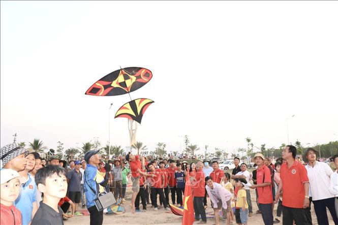 Các đội tham gia dự thi phần diều sáo vượt câu liêm. Ảnh: Nhật Bình - TTXVN