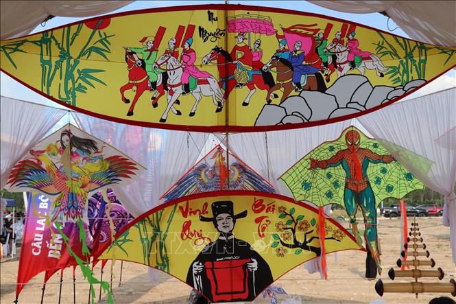 Diều sáo của các đội tham gia trưng bày tại hội thi.  Ảnh: Nhật Bình - TTXVN