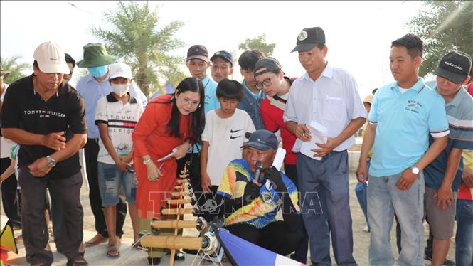 Ban Giám khảo tiến hành chấm thi diều sáo của các đội tham gia. Ảnh: Nhật Bình - TTXVN