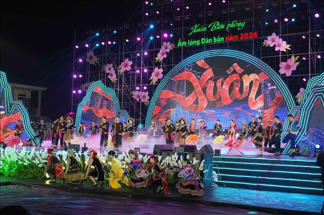 Chương trình nghệ thuật “Xuân Biên phòng ấm lòng dân bản” với nhiều tiết mục mang đậm bản sắc dân tộc. Ảnh: Hữu Quyết - TTXVN