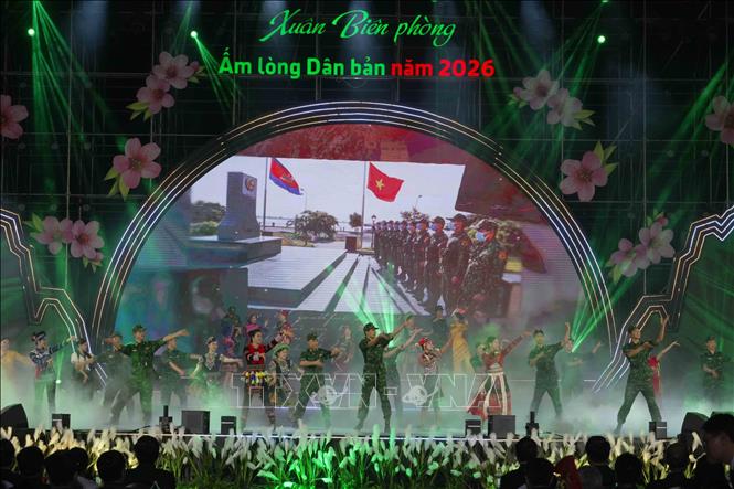 Chương trình nghệ thuật “Xuân Biên phòng ấm lòng dân bản” với nhiều tiết mục mang đậm bản sắc dân tộc. Ảnh: Hữu Quyết - TTXVN