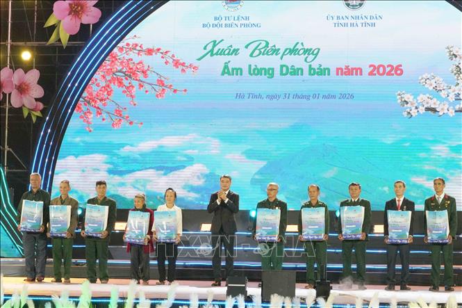 Đồng chí Lê Minh Hưng, Ủy viên Bộ Chính trị, Bí thư Trung ương Đảng, Trưởng Ban Tổ chức Trung ương tặng quà cho nhân dân vùng biên tỉnh Hà Tĩnh. Ảnh: Hữu Quyết - TTXVN