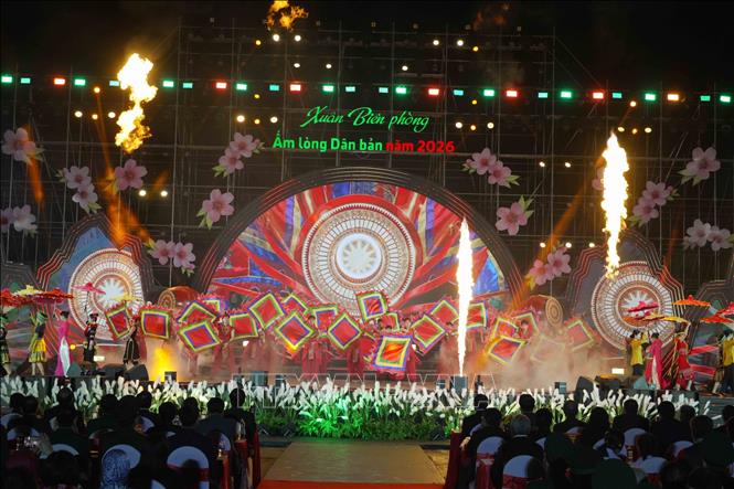 Chương trình nghệ thuật “Xuân Biên phòng ấm lòng dân bản” với nhiều tiết mục mang đậm bản sắc dân tộc. Ảnh: Hữu Quyết - TTXVN