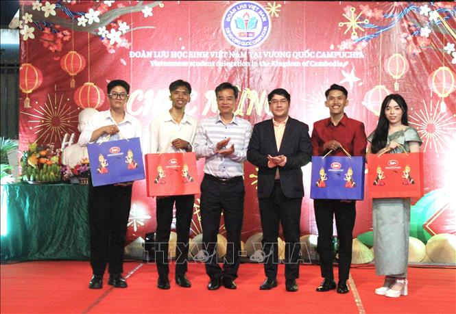 Lãnh sự Đại sứ quán Việt Nam tại Campuchia trao quà biểu dương các sinh viên có thành tích học tập xuất sắc, tích cực tham gia hoạt động phong trào trong năm 2025. Ảnh: Hoàng Minh - PV TTXVN tại Campuchia 