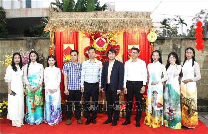 Đại diện Lãnh đạo Đại sứ quán Việt Nam tại Vương quốc Campuchia cùng các sinh viên vui đón năm mới - Xuân Bính Ngọ 2026. Ảnh: Hoàng Minh - PV TTXVN tại Campuchia 