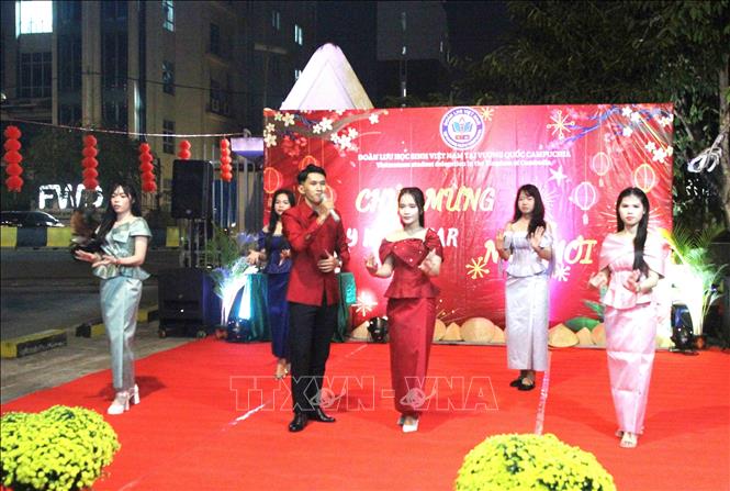 Chương trình văn nghệ đón mừng Xuân Bính Ngọ năm 2026 của sinh viên Việt Nam đang học tập tại Campuchia. Ảnh: Hoàng Minh - PV TTXVN tại Campuchia 