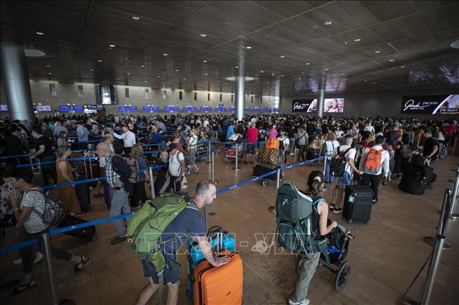 (Tư liệu) Hành khách tại sân bay quốc tế Ben Gurion ở gần Tel Aviv, Israel. Ảnh: THX/TTXVN