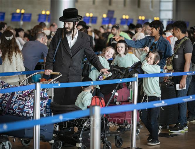 (Tư liệu) Hành khách tại sân bay quốc tế Ben Gurion ở gần Tel Aviv, Israel. Ảnh: THX/TTXVN