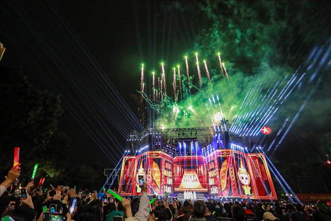 Màn pháo hoa kết hợp âm nhạc và ánh sáng rực rỡ. Ảnh: Khánh Hoà - TTXVN