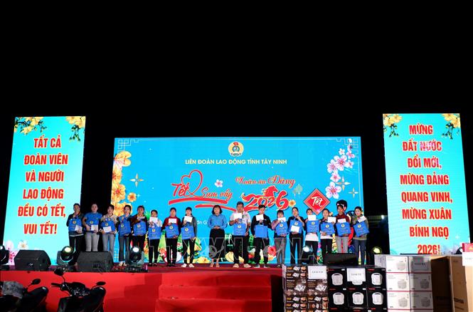 Trao quà Tết cho người lao động Công ty TNHH Giày FuLuh tại chương trình. Ảnh: Đức Hạnh - TTXVN