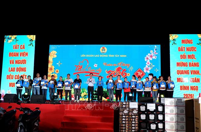 Trao quà Tết cho người lao động Công ty TNHH Giày FuLuh tại chương trình. Ảnh: Đức Hạnh - TTXVN