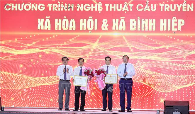 Lãnh đạo tỉnh Tây Ninh trao Bằng khen của Chủ tịch UBND tỉnh cho đại diện tập thể, cá nhân ngân hàng Vietcombank vì đóng góp an sinh xã hội tại địa phương. Ảnh: Giang Phương – TTXVN